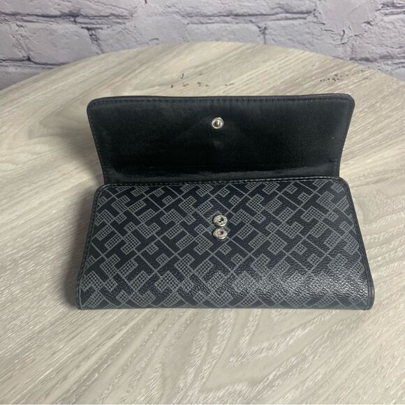 Tommy Hilfiger logo trifold wallet with checkbook holder - Picture 8 of 8